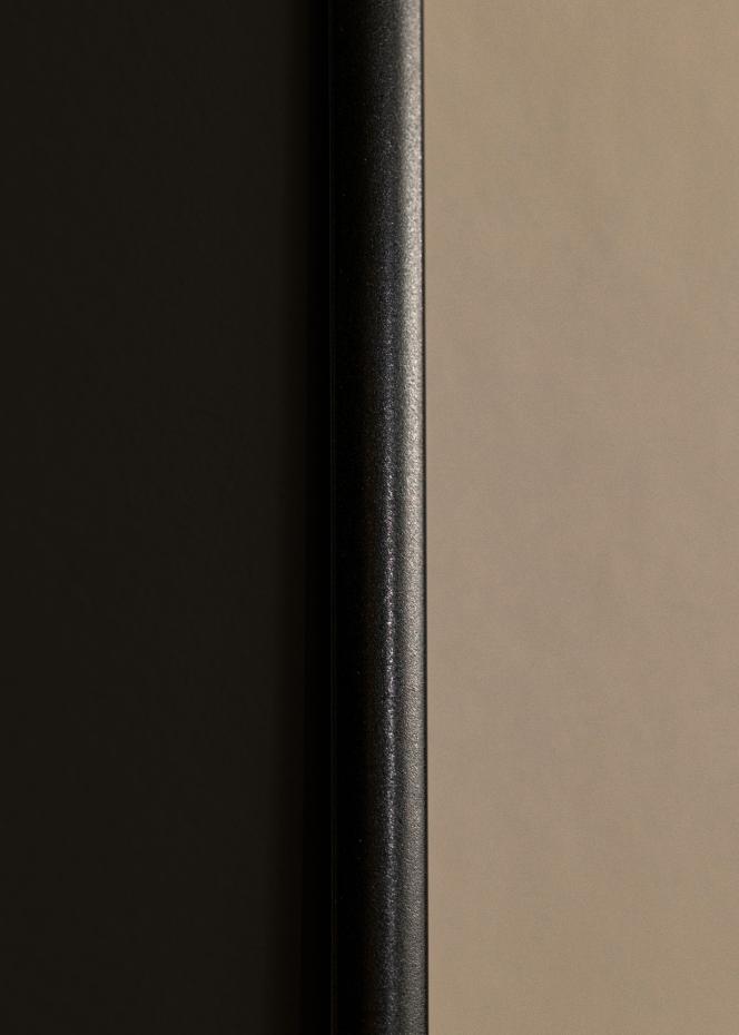 Compra Marco Visby Acabado brillante Dorado 30x40 cm - Paspartú Negro 18x27  cm aquí 
